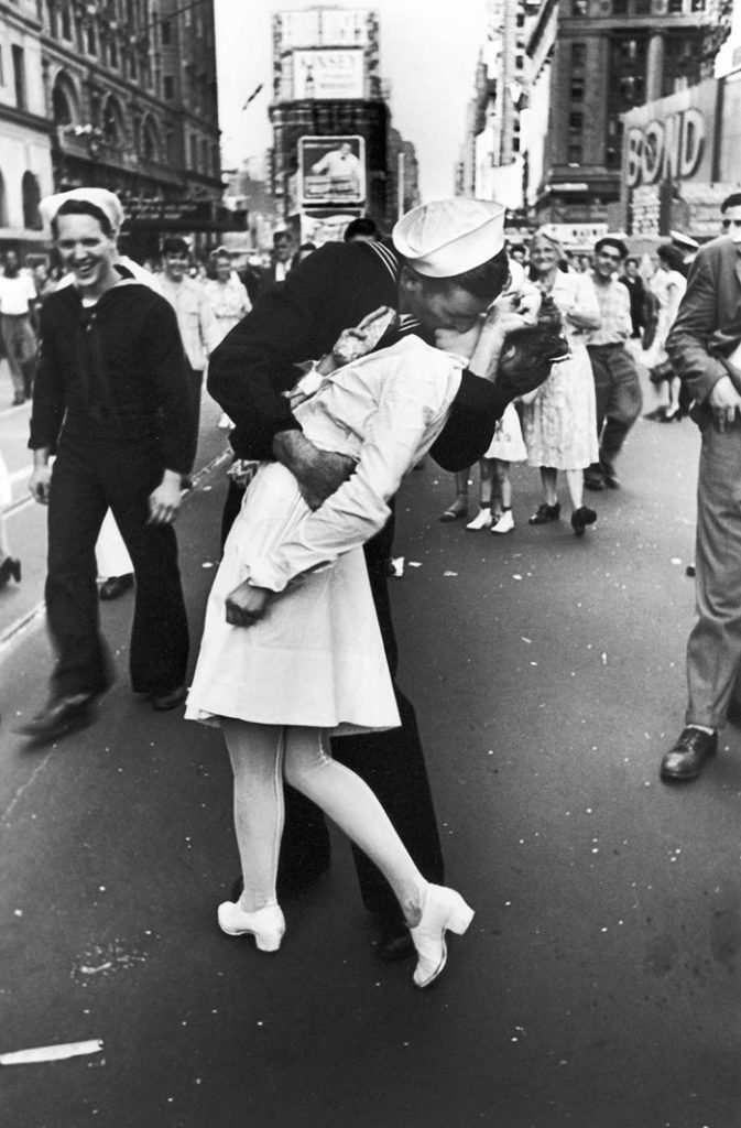 Times Meydanı’nda “V-J Day” Öpücüğü: İkonik Fotoğrafın Hikayesi. • Baynazarli.com