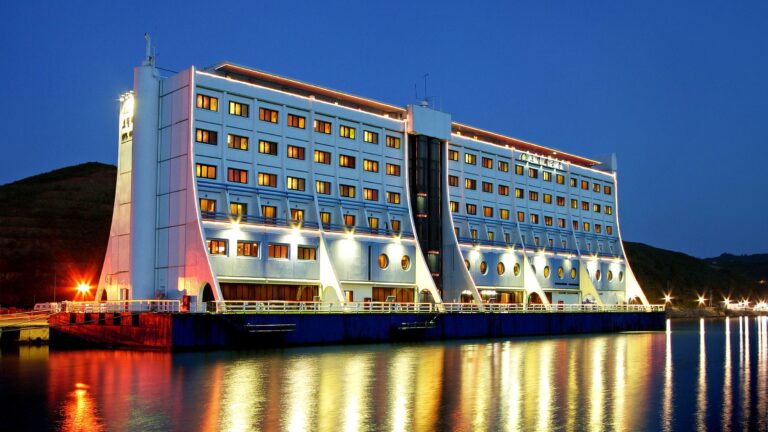 Dünyanın İlk Üzən Hotelinin Qəribə və Faciəli Taleyi!